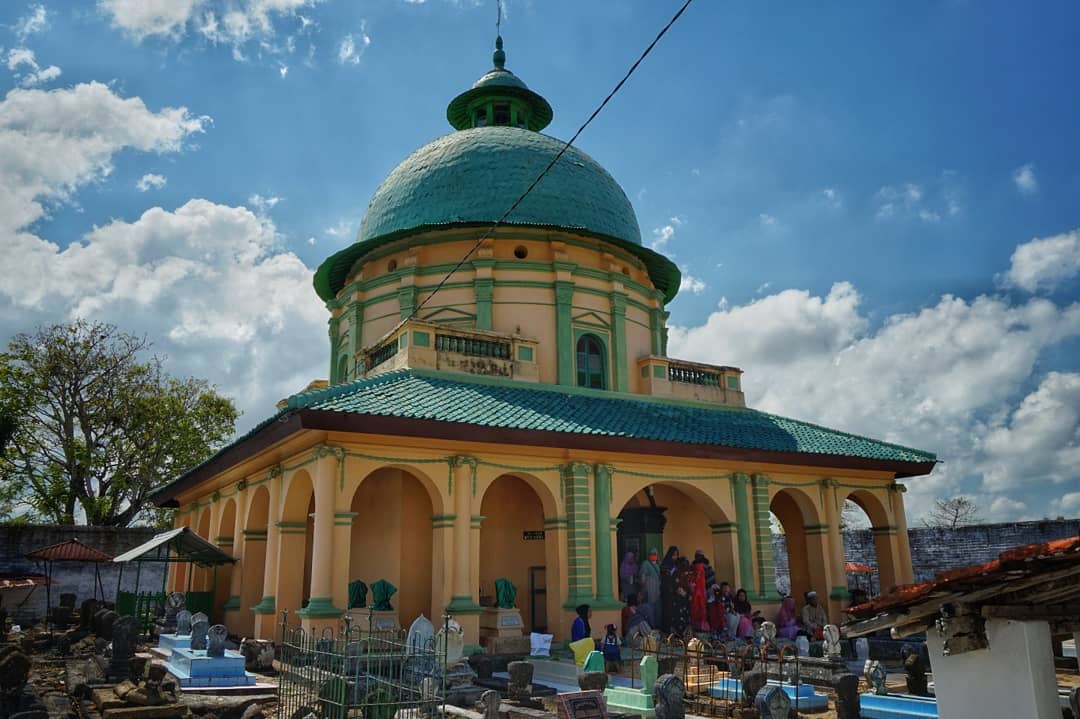 <a href="/LuvNaresKinar/">Dian E. Suryaman</a> Peaceful cemetery of Asta Tinggi #PesonaKemilauMadura