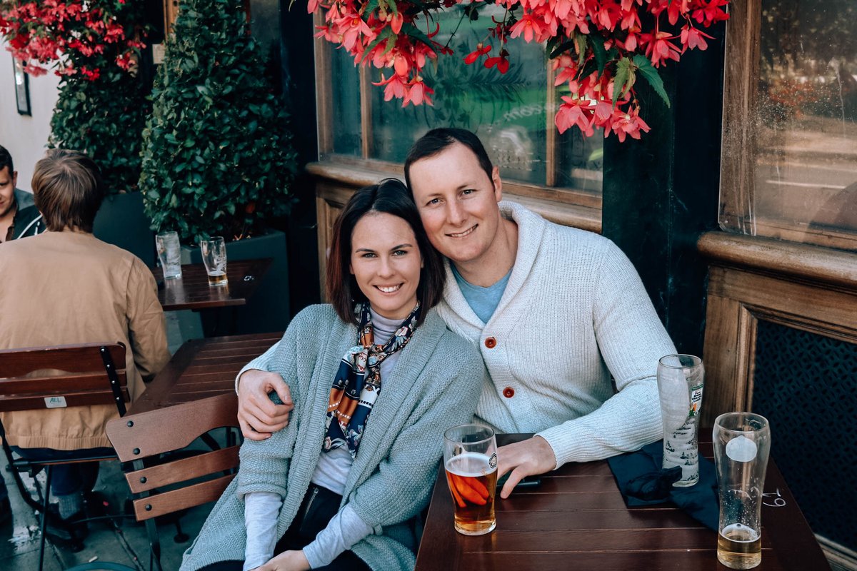 theglobediary's tweet photo. I'm totally NOT a pub girl usually, but in #England #London, it's so hard not to be!! This was in #NottingHill &amp; the outside tables are framed by overflowing flower baskets = SO CUTE! 😍🇬🇧🙌 Currently working on a post about our favourite pubs that we visited in England! https://t.co/wQP06Lm7cr