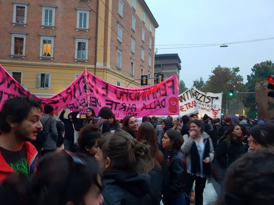 Lab_Crash's tweet image. #NUDM #NONUNADIMENO #NiUnaMenos Da ieri in più di 600 ci stiamo confrontando sui dispositivi che ci opprimono come donne, migranti e lavoratrici. Abbiamo immaginato percorsi di lotta verso il #25novembre e lo #sciopero dell&apos;#8marzo, creando già da ieri.. facebook.com/laboratorio.cr…