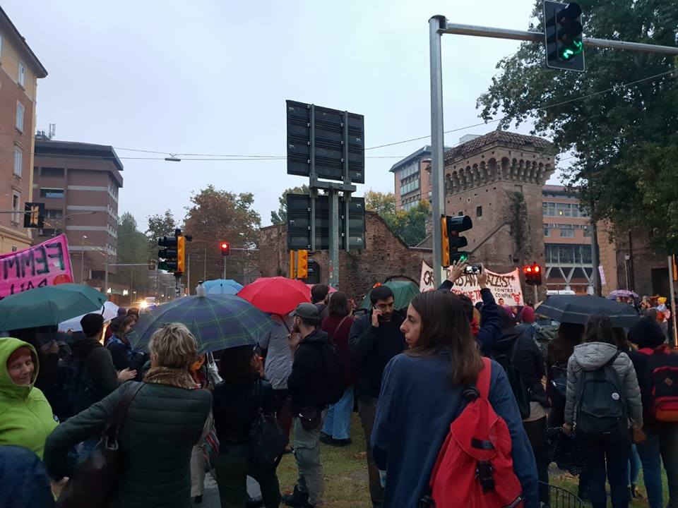 Lab_Crash's tweet image. #NUDM #NONUNADIMENO #NiUnaMenos Da ieri in più di 600 ci stiamo confrontando sui dispositivi che ci opprimono come donne, migranti e lavoratrici. Abbiamo immaginato percorsi di lotta verso il #25novembre e lo #sciopero dell&apos;#8marzo, creando già da ieri.. facebook.com/laboratorio.cr…