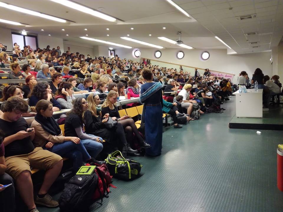 Lab_Crash's tweet image. #NUDM #NONUNADIMENO #NiUnaMenos Da ieri in più di 600 ci stiamo confrontando sui dispositivi che ci opprimono come donne, migranti e lavoratrici. Abbiamo immaginato percorsi di lotta verso il #25novembre e lo #sciopero dell&apos;#8marzo, creando già da ieri.. facebook.com/laboratorio.cr…