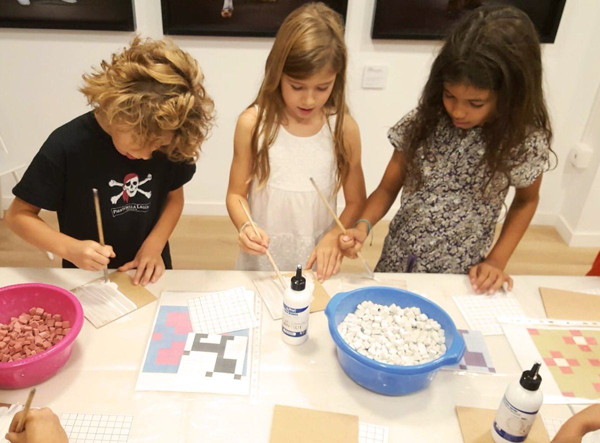 @CLMenMadrid ℹ️ (@clmenmadrid) on Twitter photo 📯🥁📯🥁📯 La experta en musivaras romanos, Ana Arias y el equipo del Yacimiento de #Carranque han conseguido que una legión de 3️⃣0️⃣ niños hagan sus mosaicos en el taller de 📍Gran Vía 45. Diseño y obras dignas de la casa de Materno!!! 👏👏👏😘<a href="/arqueocarranque/">P. Arq. Carranque</a> <a href="/turismoclm/">Turismo CLM</a> #taller 📯🥁📯🥁📯 La experta en musivaras romanos, Ana Arias y el equipo del Yacimiento de #Carranque han conseguido que una legión de 3️⃣0️⃣ niños hagan sus mosaicos en el taller de 📍Gran Vía 45. Diseño y obras dignas de la casa de Materno!!! 👏👏👏😘<a href="/arqueocarranque/">P. Arq. Carranque</a> <a href="/turismoclm/">Turismo CLM</a> #taller