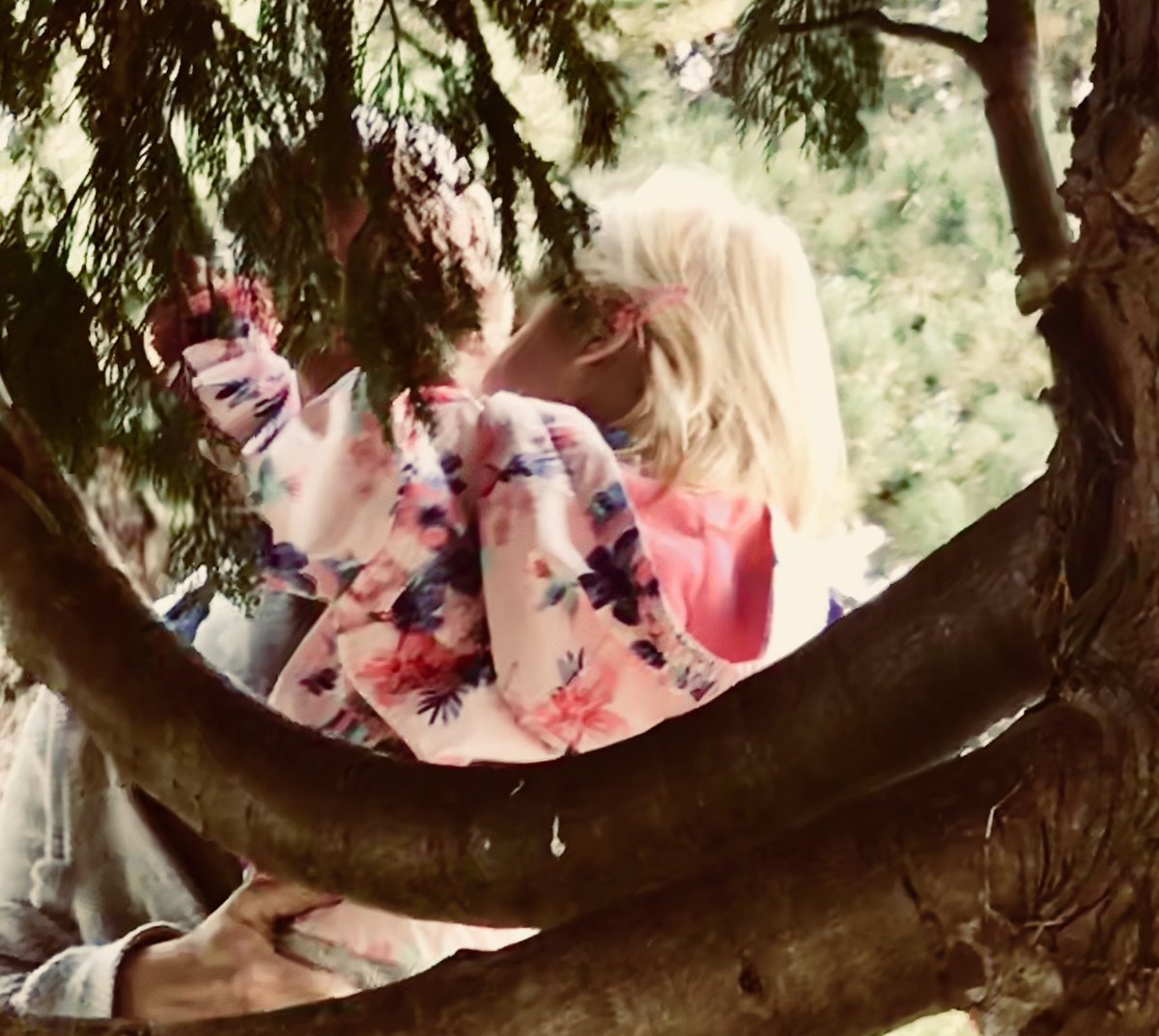 Bug hunting with these two 
😍
