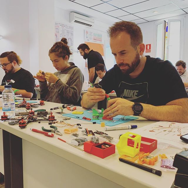 deDronesFPV's tweet photo. ACADEMY DAY!!! 💃🏻🚀 Hoy el mundo del FPV está de enhorabuena!!! +9 droneros nuevos!!! #dedrones #dedronesacademy #ddacademy #ddacademy5 https://t.co/16FChSVA7g https://t.co/4N1qmWPLNJ