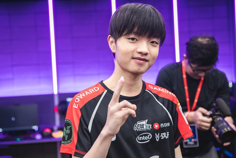 Panda_Stat's tweet photo. 3rd seed of Group C @EDG_Edward is here to claim that they have their place among the best teams, with their ADC iBoy 🇨🇳 and his 💰10.20 CSM throughout the Play In Stage, ranking him the 🥈#2 ADC and 🥈2nd among all players. #Worlds2018 https://t.co/j5fuivCQjb