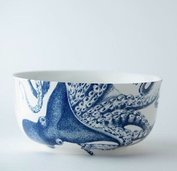 WalkingMatters's tweet photo. Our favorite piece, with our favorite denizen of the deep - the incomparable #BlueLucy from @CaskataHome! #wevegotyourplates π
#TabletopMatters
#loveyourdishes #prettyplates #tableware #madeintheusa #caskata #madebyhand #coastaldecor #dinnerware #caskatatableware https://t.co/PpRV3qzOcO
