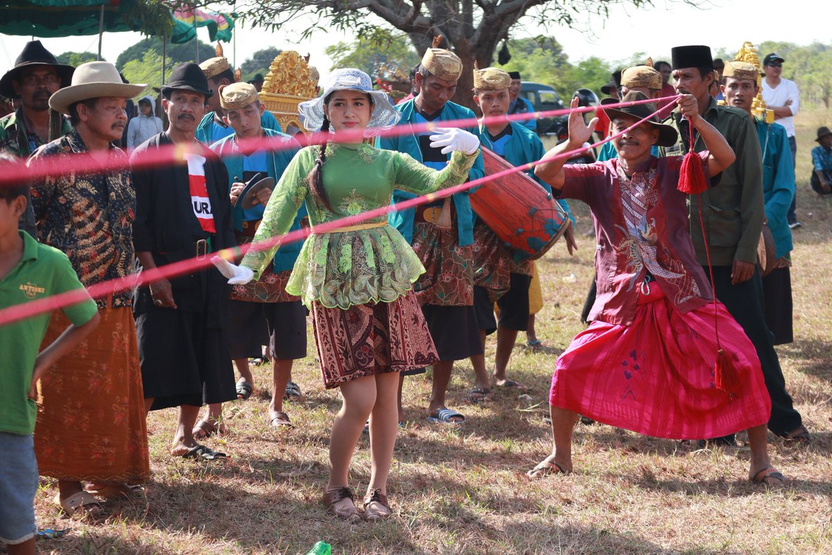 PulauMadura's tweet photo. Ini adalah Sakera dan Marlena di acara Sapi Sonok Kabupaten Sampang.. #PesonaKemilauMadura #MenduniakanMadura https://t.co/MuWzB5bBHb