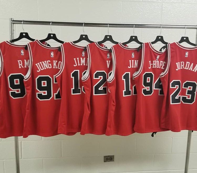 ninety_degree5's tweet photo. One more angle of the BTS Bulls Jerseys to actual see V’s! Suga wore his jersey on stage!

#防弾少年団 #방탄소년단 #BTS⁠ ⁠⁠ ⁠⁠ ⁠⁠ ⁠⁠ ⁠⁠#LoveYourselfTour #BTSinChicago https://t.co/25QtILszkK