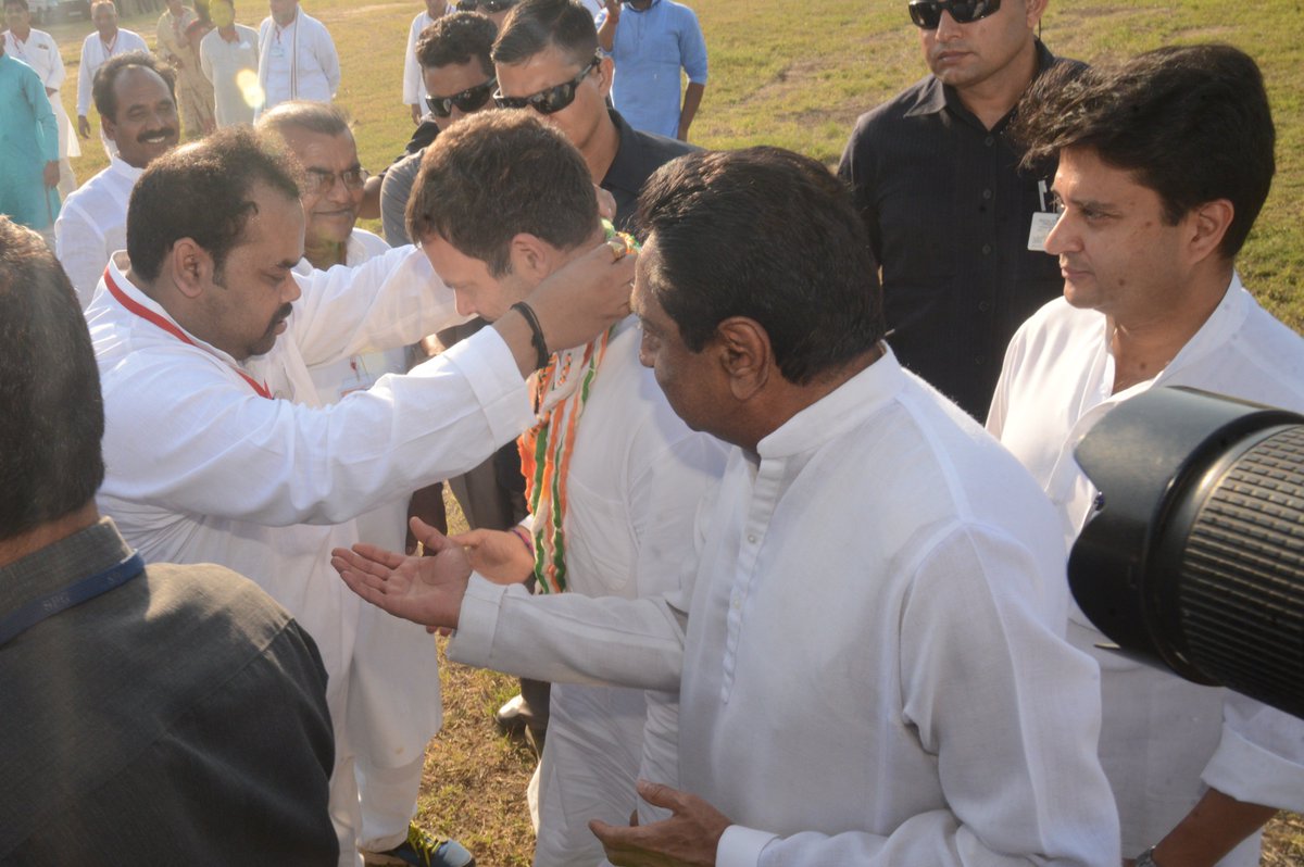 gajjusonkar's tweet photo. @INCIndia के राष्ट्रीय अध्यक्ष श्री @RahulGandhi के प्रथम #Jabalpur आगमन पर पूर्व विधानसभा 97 कांग्रेस नेता गजेन्द्र सोनकर द्वारा हजारो कार्यकर्ताओं के साथ स्वागत किया@gajjusonkar के द्वारा 2000 लोगो को @INCMP की प्राथमिक सदस्य्ता दिलाई @ashokgehlot51 @OfficeOfKNath @MPArunYadav https://t.co/fsFDbL57ap