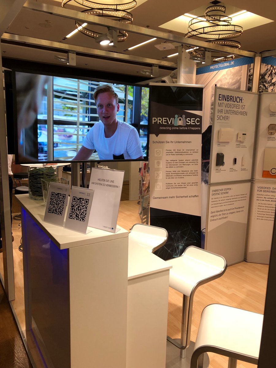 smartdatade's tweet photo. Promo für unser #IMS und #Previsec auf einer internen Konferenz unseres Kunden. Es sind alle dabei, die das Security Konzept komplettieren - spannend! #smartdata #security https://t.co/Y2fmHLFW8r
