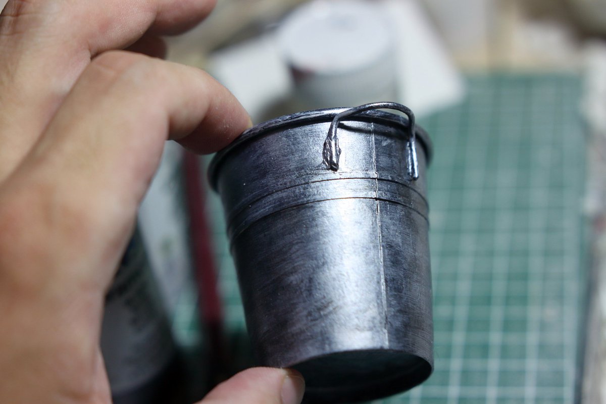 佐藤 黒を塗ってから銀を塗ると良い感じ セラムコートというトールペイント用の絵の具 を使ってます 1本0円しないくらいで買えますが 他のアクリル絵の具でも良いと思います 佐藤 黒を塗ってから銀を塗ると良い感じ セラムコートというトールペイント用の絵の具 を使ってます 1本0円しないくらいで買えますが 他のアクリル絵の具でも良いと思います