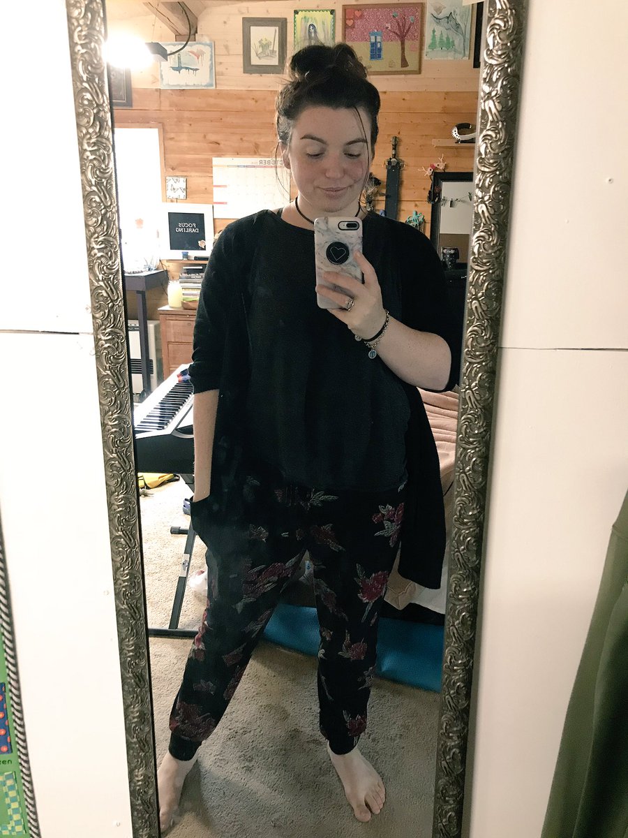 bexlynightshade's tweet photo. Best part about working from home? No dress code! 🙌🏻
#legginglife #messybun #amwriting #artist https://t.co/5STwwVG0Uq