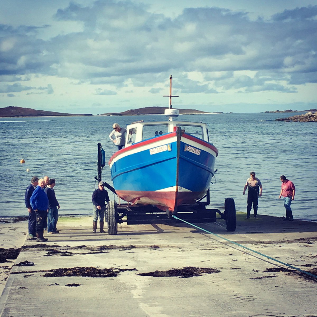 shootingscilly's tweet photo. [PIC] Bringing the BRITANNIA tripper boat up to rest for the winter
#scilly #islesofscilly https://t.co/Wk8gt2Ea3m