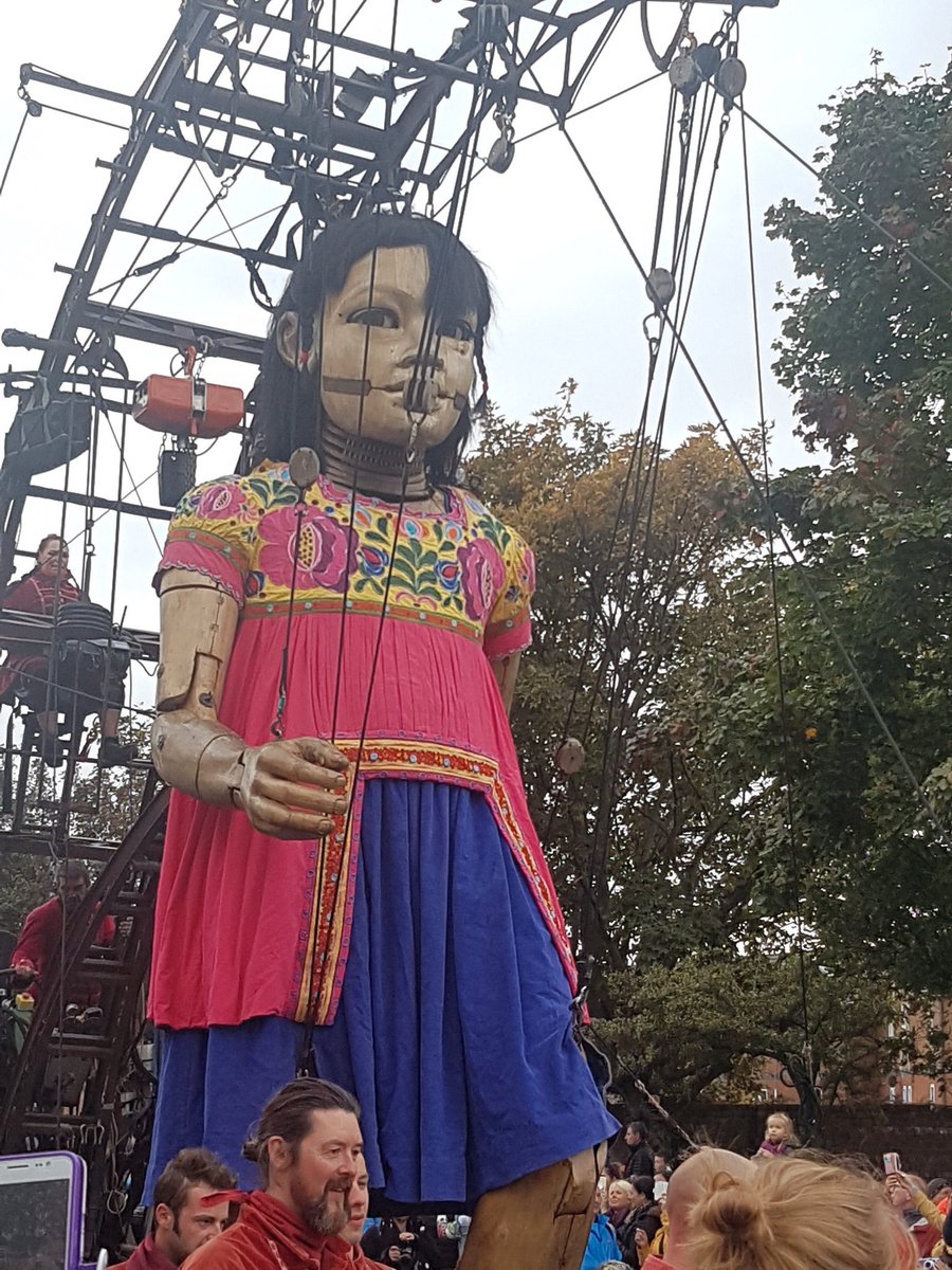 gilmc's tweet photo. @GiantSpectacle so sad to see u all go thank you for an amazing wknd and all your past shows hope to see u and urGIANT FAMILY again one day soon lots of love from the whole of Liverpool #giantspectacle #liverpoolgiants #LittleGirlGiant #xolo #littleBoyGiant https://t.co/CbHYxqnr8o