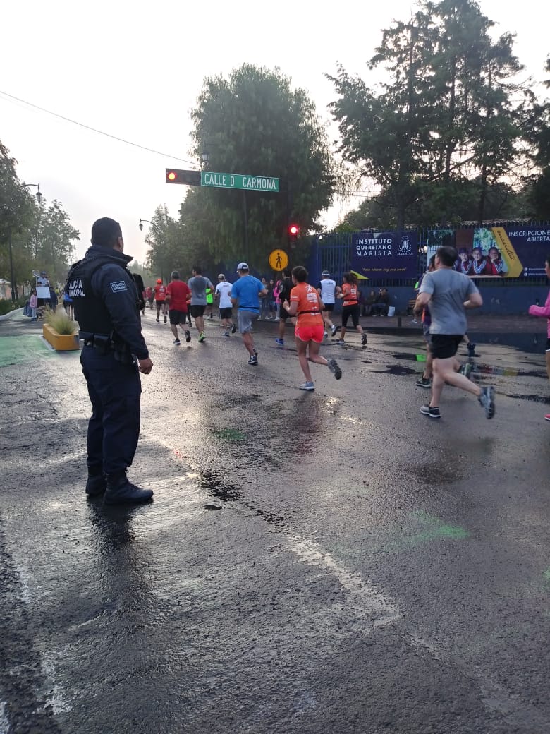Policías municipales de Querétaro mantienen presencia en el #QuerétaroMaratón2018 con el fin de brindar seguridad a los asistentes.