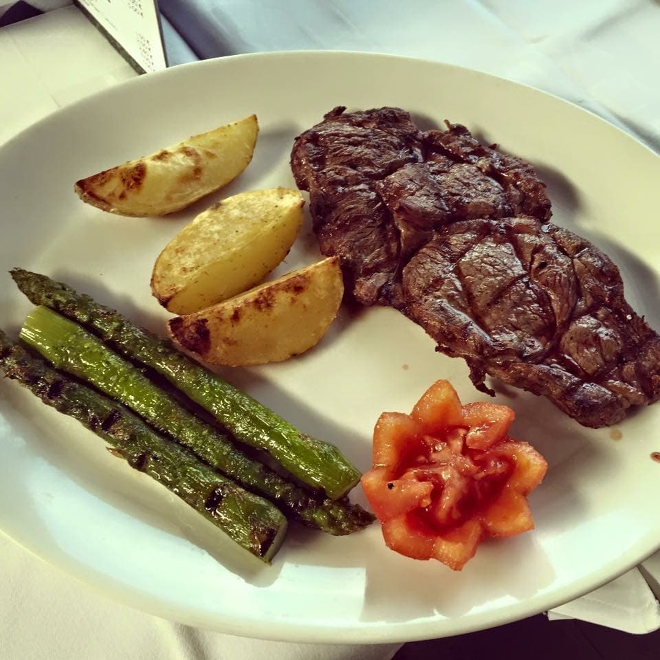 atnbarestaurant's tweet photo. Ens agrada menjar i volem #menjar be! Vine a l’ @atnolot i gaudeix d’un bon #entrecot de la #Garrotxa, fet a la #brasa 
#menúcapdesetmana #km0 #delacuinaalplat #yummyfood #cuinaatn #restaurant #olot #delicious #bonapinta #bonprofit https://t.co/1gskg63jVd