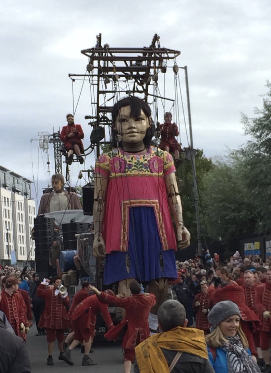 bbcmerseyside's tweet photo. What a surprise for the finale! But who spotted her washing on the line? #LittleGirlGiant #GiantSpectacle #LiverpoolGiants https://t.co/3iyH8mDisP