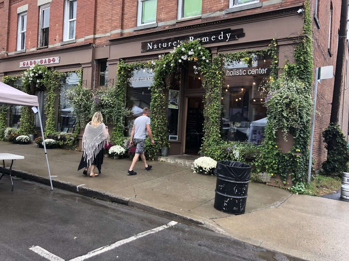 khadley1974's tweet photo. Found this quaint little town on our way to Niagara Falls! 💕We will be coming back here again for a longer stay! #FriendlyPeople #FunShops #SkiTown #FallFoliage https://t.co/qrlavahsvG