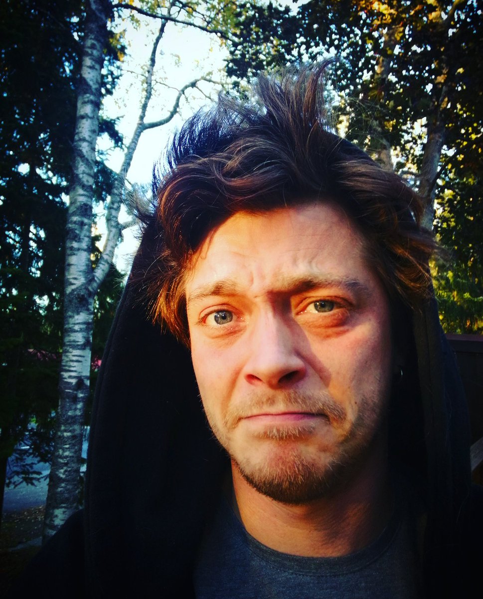Turapalli's tweet photo. Hidas sunnuntai. Ja kyllä, olen nukkunut aivan hyvin ja olo on levollinen, vaikkei ulkonäöstä ehkä heti uskoisi. Mulla nyt vaan on aina ollut nää silmäpussit. Kannan pussini ylpeänä!

#pussit https://t.co/fVsVqKNqg5
