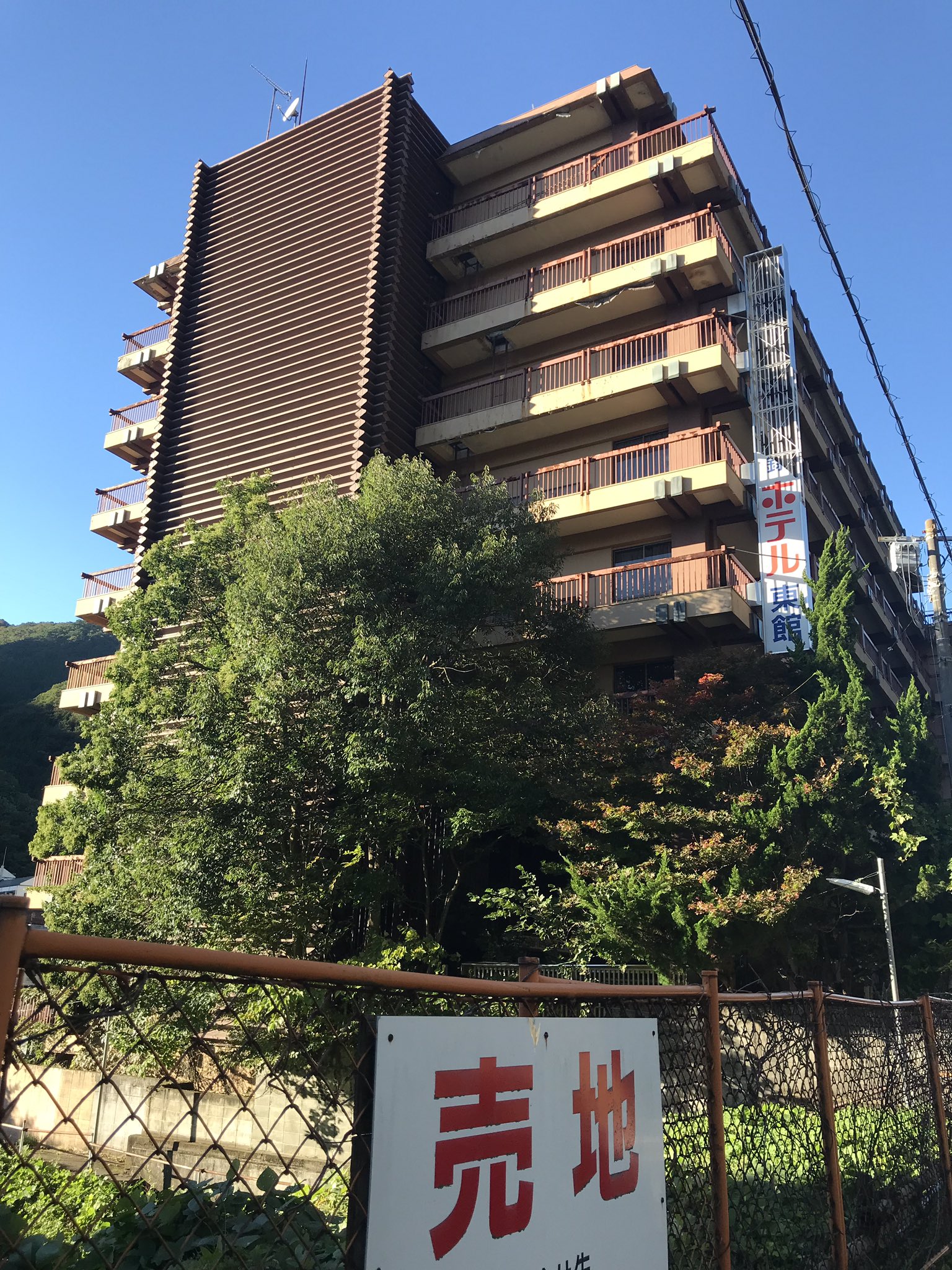 ﾛﾘﾝｻﾞｰﾕｰｻﾞｰ 鬼怒川温泉廃墟3 鬼怒川観光ホテル東館 かつて撮影された時よりも看板がぼろぼろになっており現在進行形で崩壊が進んでいる 川沿いに面した客室窓も多くが割れており いつ観光客に降り注ぐかわからないぐらい危険な状態である T