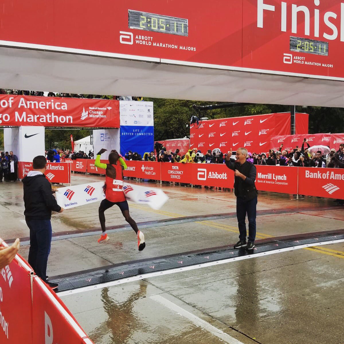 WMMajors's tweet photo. The champ!🔥 Congratulations @Mo_Farah 👏👏👏 #AbbottWMM #WhereChampionsRun https://t.co/KQrxocV0Ps