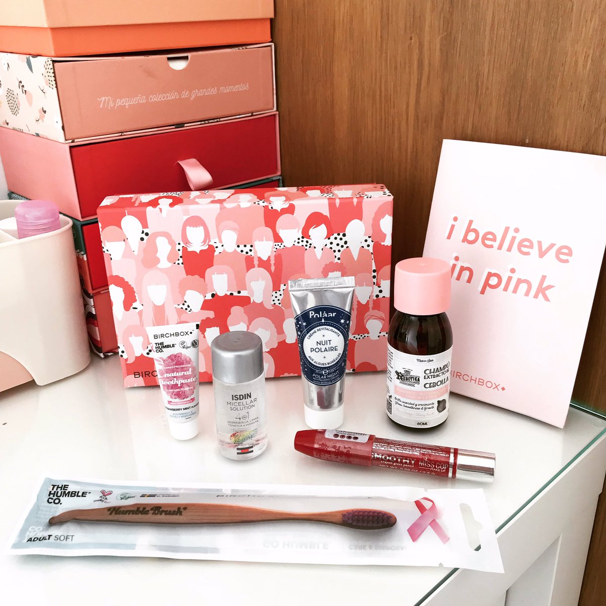 Sandradlflor's tweet photo. Otro años mas @BirchboxES se tiñe de rosa. #birchboxpink #birchboxsolidaria #ibelieveinpink #mirebotica #isdin #polaar #misscop https://t.co/ala8hYXbiu