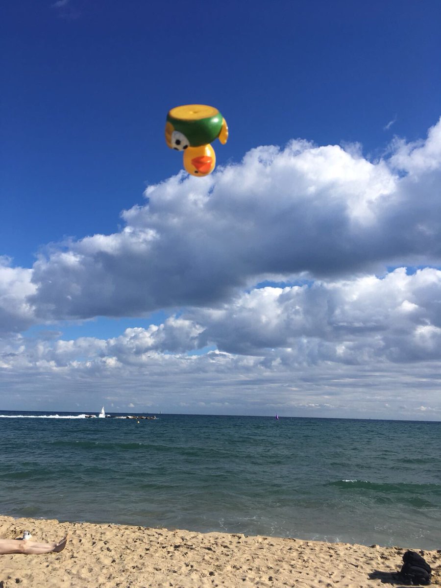 WandererDuckies's tweet photo. I believe I can flyyyyy! 

Getting charged with sun and sea before the winter - only Barcelona! 

🐣🌅🐣

#Barcelona #BCN #LaBarceloneta #Beach #BeachLife #Autumn #travel #wanderlust #travelblog #travelblogger #beach #Spain #Espana @barcelona @spain https://t.co/LNBFyAmggb