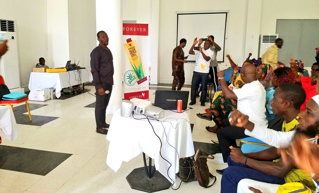 BuildersTeamF's tweet photo. Sénior Manager Bassirou GARBA donne également son témoignage: une expérience enrichissante avec #Forever
@BGreatForever
#BuildersTeam
#FLP
#HealthIsWealth https://t.co/a6Uh6S7gOk