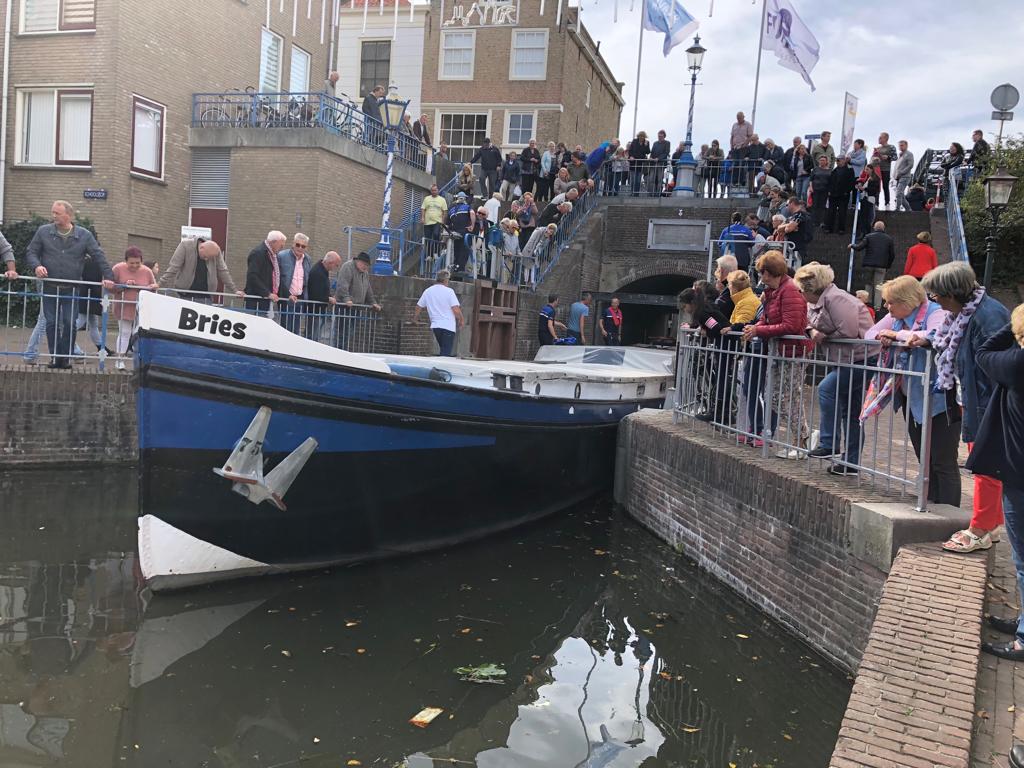 KarinZwinkels's tweet photo. Furiade Maassluis: De Monstersche sluis in gebruik. Even tijdelijke stremming door De Bries, past net niet. #furiade https://t.co/FpIlhcMJ7O