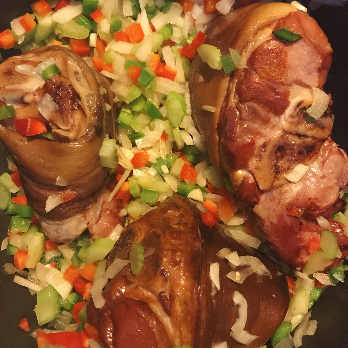 dkdj898's tweet image. #Hamhocks and #trinity with some #garlic, red bell and #bayleaves making the house smell like #Sunday morning