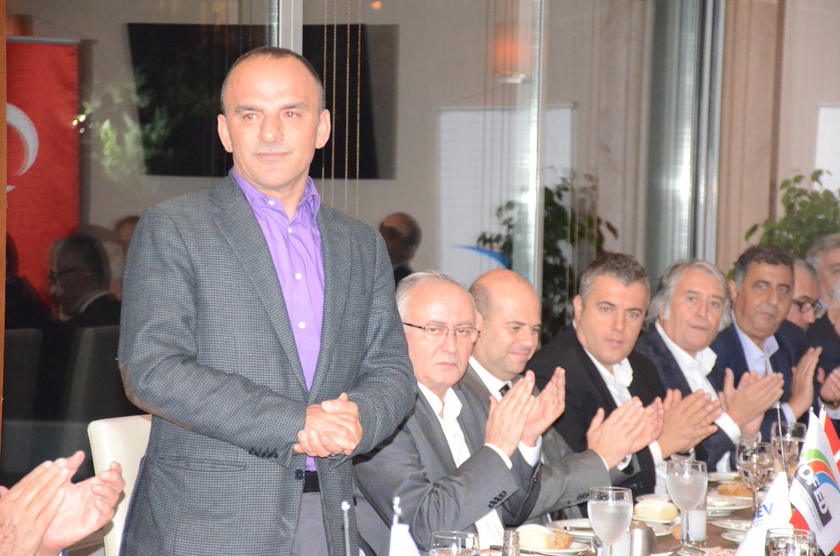 tofed1's tweet photo. Sektör Güç Tazeledi
Türkiye Otobüsçüler Federasyonu, Kurucu Onursal Başkanı Galip Öztürk için görkemli bir yemek düzenledi. Çok sayıda üretici
şirket ve firma sahiplerinin katıldığı yemekte, sektör adına
birlik ve beraberlik mesajları verildi. #tofed @Galip_Ozturk https://t.co/POzlZPbmQF