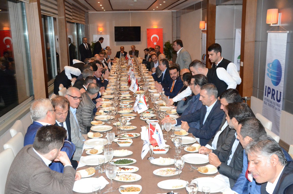 tofed1's tweet photo. Sektör Güç Tazeledi
Türkiye Otobüsçüler Federasyonu, Kurucu Onursal Başkanı Galip Öztürk için görkemli bir yemek düzenledi. Çok sayıda üretici
şirket ve firma sahiplerinin katıldığı yemekte, sektör adına
birlik ve beraberlik mesajları verildi. #tofed @Galip_Ozturk https://t.co/POzlZPbmQF
