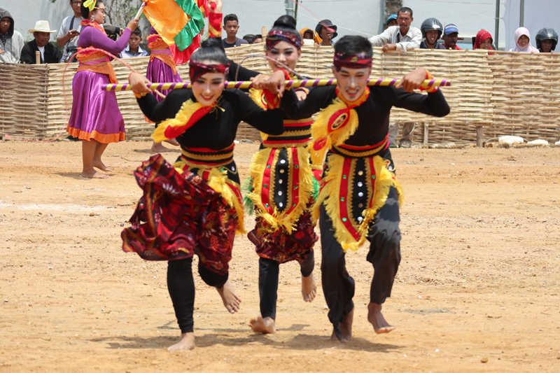 PulauMadura's tweet photo. Tarian Kerapan Sapi disajikan para Pembukaan Lomba Kerapan Sapi.. #PesonaKemilauMadura https://t.co/TGfj1RMogb