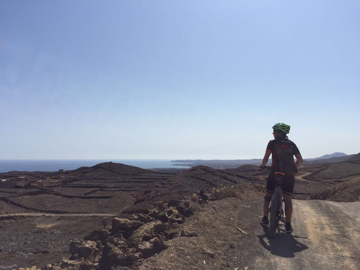 lkortabarria's tweet photo. Spectacular first stage, moonbiking by the sea, it's worth it 💪🏼👏🏼#VulkanBike #Lanzarote #BTT#cycling https://t.co/IHVeWe6mXE