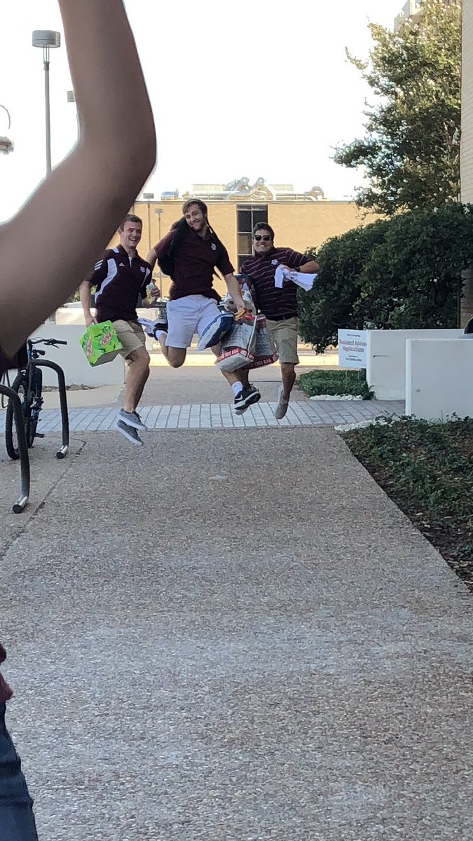 katebertelson_'s tweet photo. Shoutout to the guys who timed their jump perfectly https://t.co/PPtExUAXzS