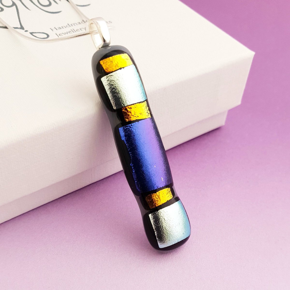MaisyPlum2's tweet photo. Spakly Silver and Purple Dichroic Pendant https://t.co/JbaI4unFCj #OlineshopRT #etsyselleruk #Eshopuk #87RT #EtsyUK #RectanglePendant https://t.co/2g6ObFq6gG