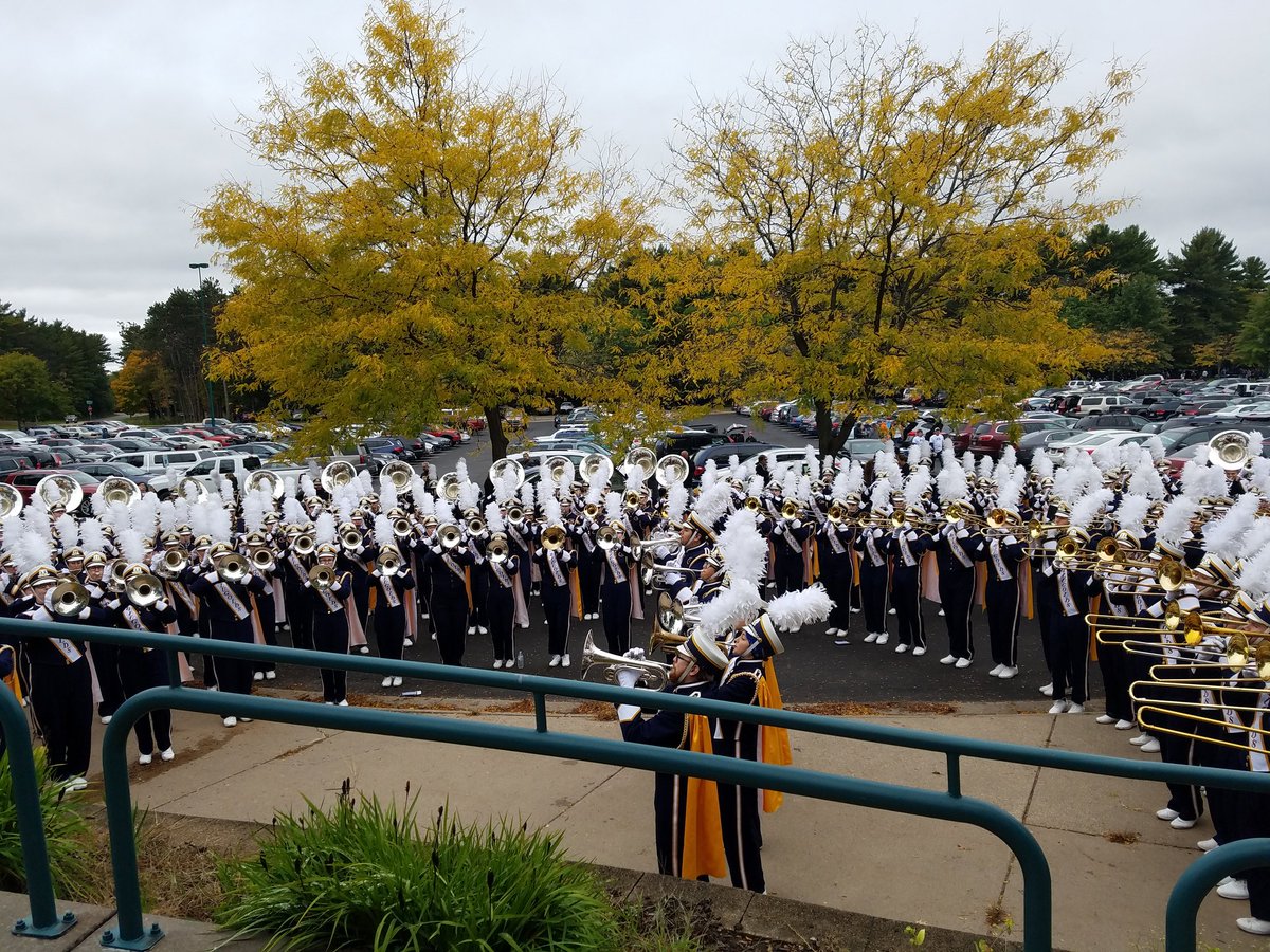 MrAHammerman's tweet photo. Yesterday I had the pleasure of going to @UWEauClaire, seeing @BlugoldMarching, &amp; playing in the alumni band.  The sound of the BMB is unbelievable!!!  What beats all of that?  Seeing 4 North grads continuing to represent #622Proud.  #SelfieWithTheAlumni #ForeverPolars https://t.co/dLbiMZXcsg