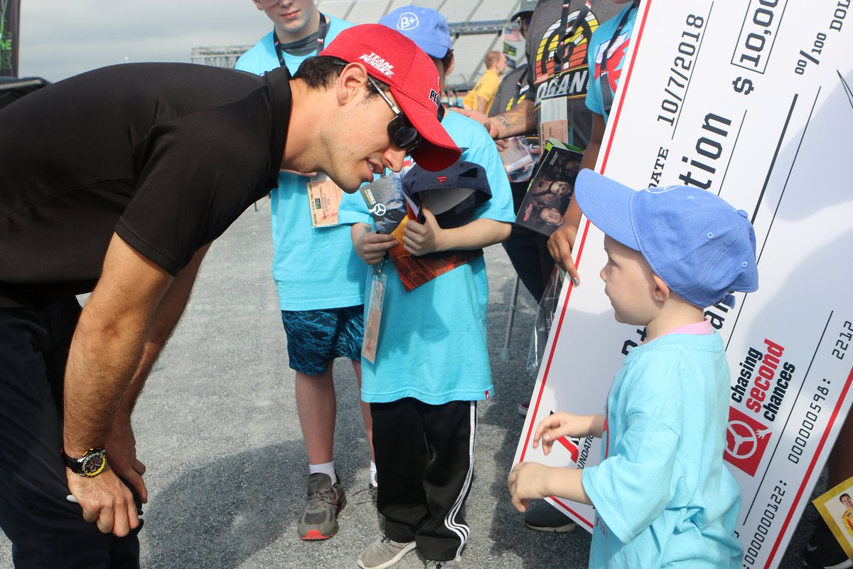 JerrySmithTNJ's tweet photo. Joey Logano took time out before Sunday's race in Dover to meet some of the heroes (kids with cancer) of The B+ Foundation out of Wilmington and to donate $10,000 to the family assistance program. #netDE #nascarplayoffs https://t.co/X2aKYJKKO2