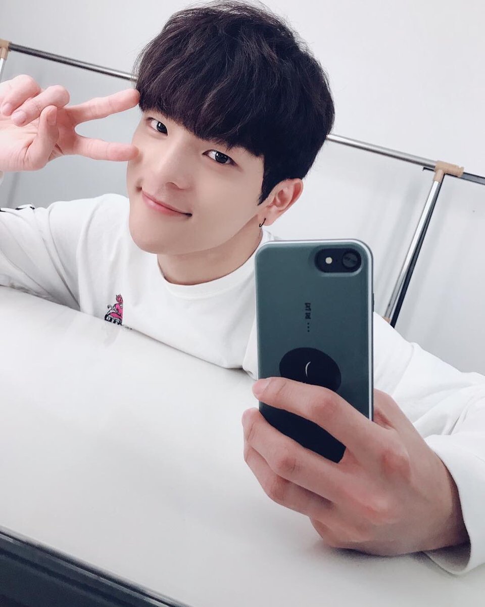 hyunjin0320's tweet photo. 181007 Stray Kids' Instagram Woojin
"Did you enjoy watching our V App earlier??
Soon it’ll be our third UNVEIL you all are preparing to come, right?! So let’s meet after 2 weeks!! #straykids #Woojin #unveil #ThirdStory #After2Weeks #Let’sMeet!!” https://t.co/kGGGXxJVwm