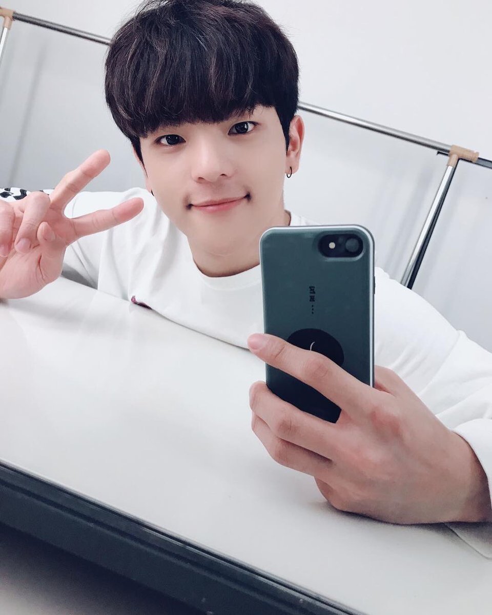 hyunjin0320's tweet photo. 181007 Stray Kids' Instagram Woojin
"Did you enjoy watching our V App earlier??
Soon it’ll be our third UNVEIL you all are preparing to come, right?! So let’s meet after 2 weeks!! #straykids #Woojin #unveil #ThirdStory #After2Weeks #Let’sMeet!!” https://t.co/kGGGXxJVwm