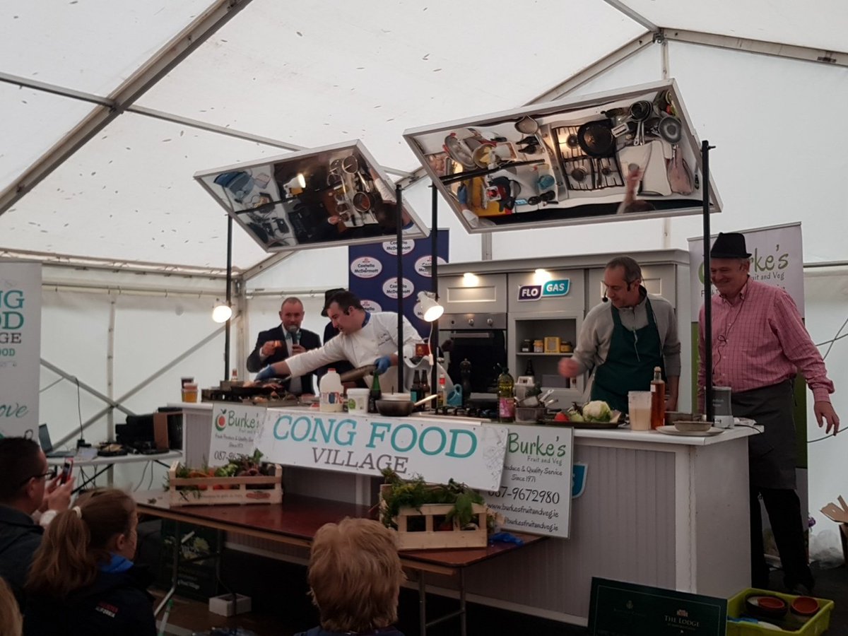 amberleighdoyle's tweet photo. Lovely aromas of rosemary floating around the marquee right now... Can't wait to taste the finished dishes! Ready, Steady, Cook - @listentoyourpan v @jfkeane79 ... @ashfordcastle v @TheLodgeAshford ... special guests appearance with @CaseyPeterJ 👌👏🎉 https://t.co/rQh2q4jAUh