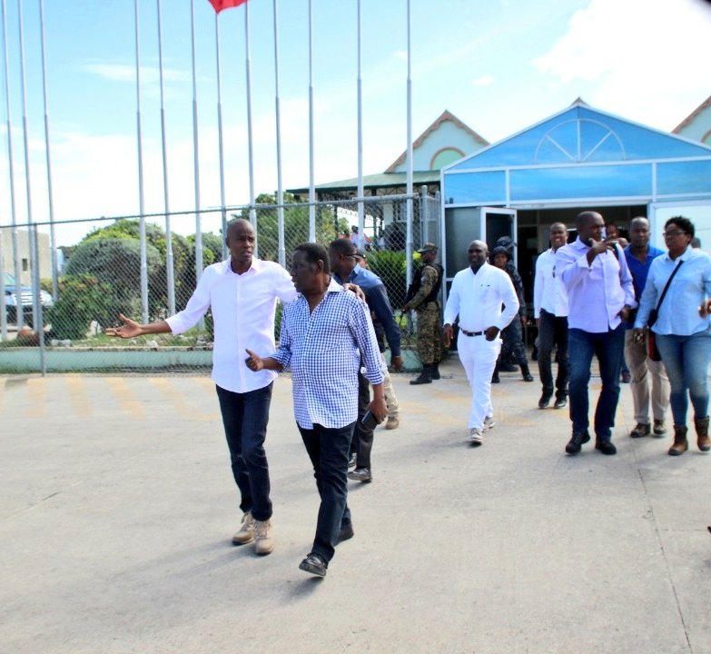 MCHaiti's tweet photo. Prezidan @moisejovenel, ki gen ak li PM, @jeanhenryceant, Minis #TPTC ak @MsppOfficiel, Sekretè Deta Kominikasyon ak Sekirite Piblik fè yon deplasman maten an nan direksyon Pòdepè ak Gwo Mòn nan lide pou ale evalye sitiyasyon an apre tranbleman de tè 6 oktòb 2018 la. https://t.co/DcYJJ7PxMG