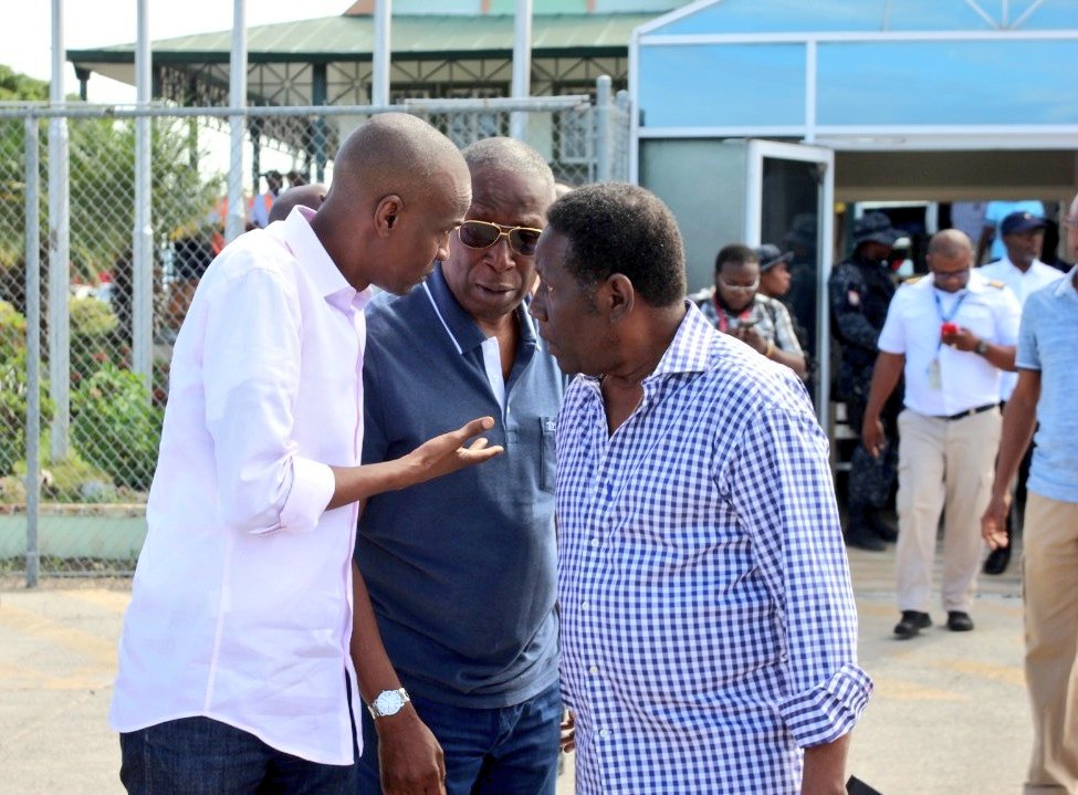 MCHaiti's tweet photo. Prezidan @moisejovenel, ki gen ak li PM, @jeanhenryceant, Minis #TPTC ak @MsppOfficiel, Sekretè Deta Kominikasyon ak Sekirite Piblik fè yon deplasman maten an nan direksyon Pòdepè ak Gwo Mòn nan lide pou ale evalye sitiyasyon an apre tranbleman de tè 6 oktòb 2018 la. https://t.co/DcYJJ7PxMG