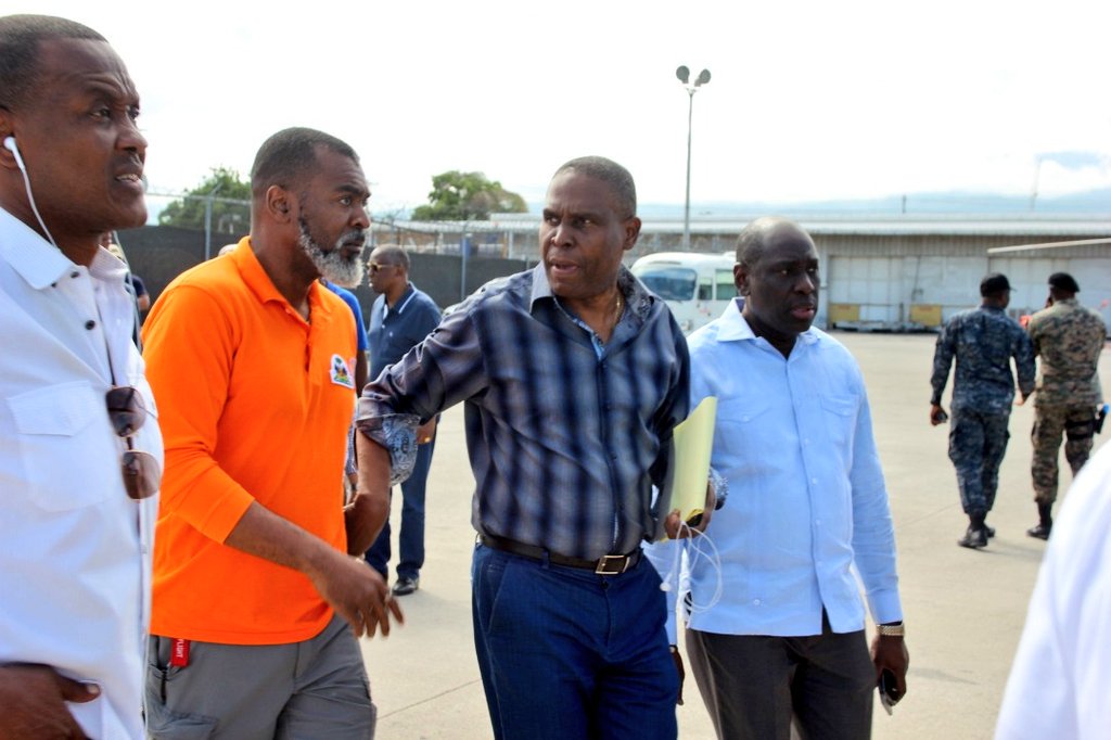 MCHaiti's tweet photo. Prezidan @moisejovenel, ki gen ak li PM, @jeanhenryceant, Minis #TPTC ak @MsppOfficiel, Sekretè Deta Kominikasyon ak Sekirite Piblik fè yon deplasman maten an nan direksyon Pòdepè ak Gwo Mòn nan lide pou ale evalye sitiyasyon an apre tranbleman de tè 6 oktòb 2018 la. https://t.co/DcYJJ7PxMG