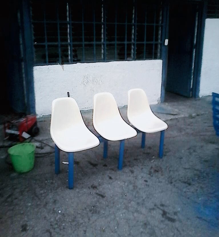 Bus_Trujillo's tweet photo. En un trabajo articulado con la 1era combatiente y presidenta de @Fundasaludtru, @ajacquep, la directiva del #Hupec de Valera y @Bus_Trujillo se logró la reparación de sillas y bancas de la sala de espera de la emergencia de adultos y la sala sanitaria de damas de observación. https://t.co/tGW06xzwFX