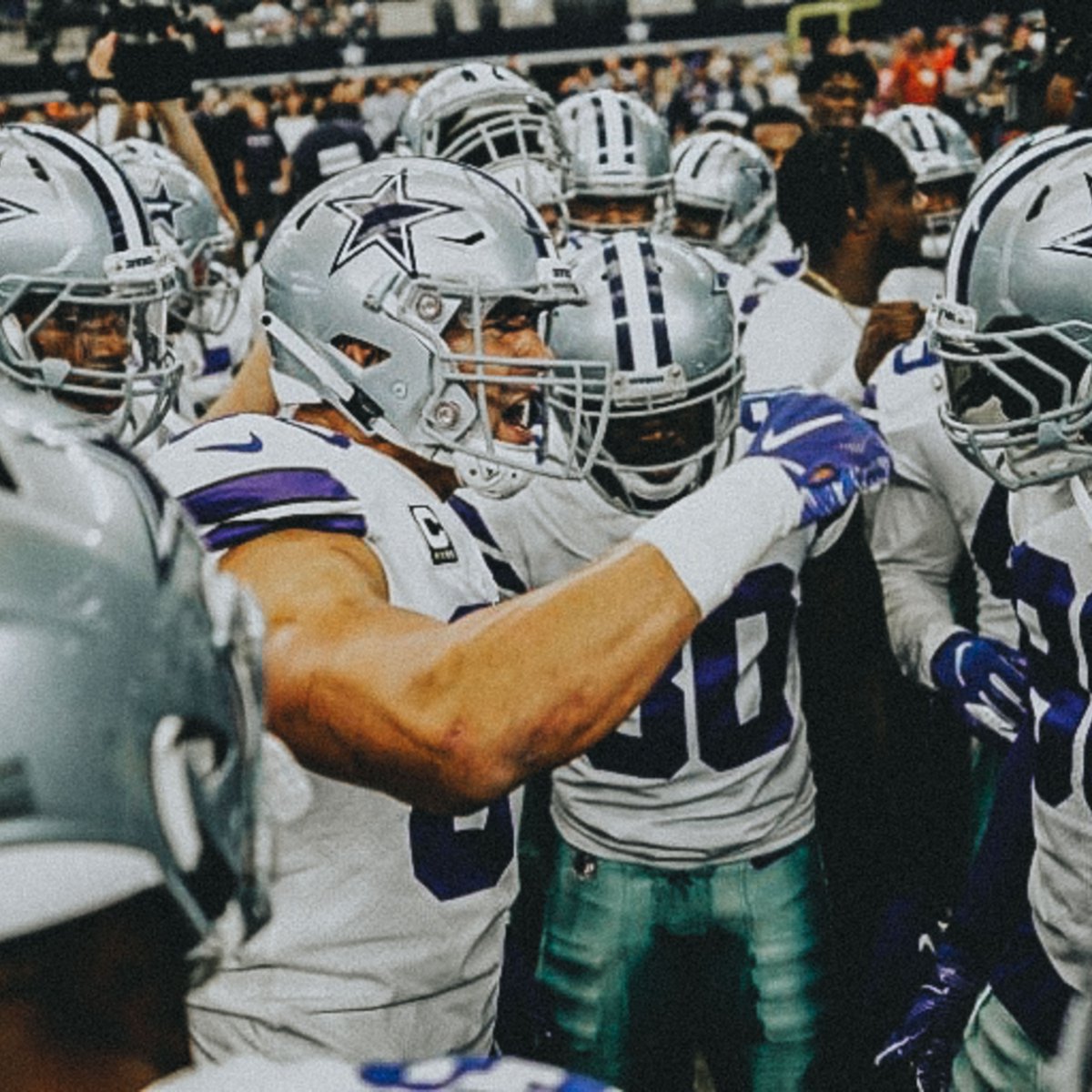 TCrawford98's tweet photo. Dance with my dogs in the night time WOOF!  

#SNF #WorkK #CowboysNation https://t.co/Hg2kwaUAuk