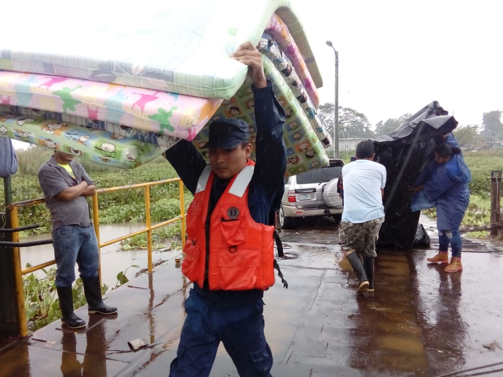 nuevaya's tweet photo. El Gobierno Sandinista de Nicaragua y la Alcaldía de Granada atienden a las familias afectadas por las lluvias en Malacatoya #FSLNHeroesDelAmorSiempre https://t.co/0afD8XPW54