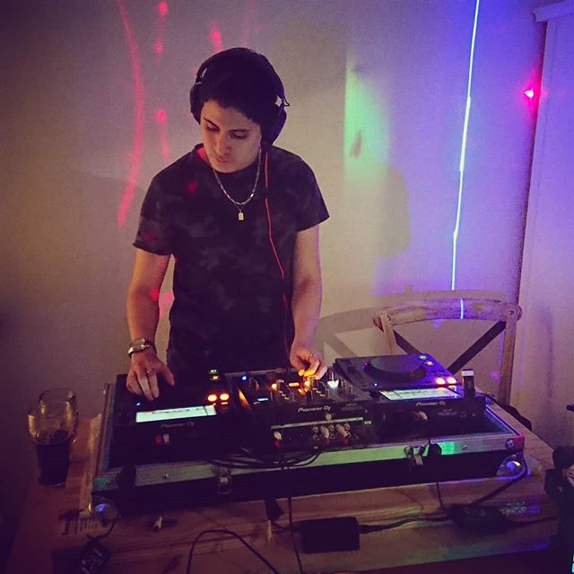 AlexNite_DJ's tweet photo. Alex NiteY que siga la fiesta 🙉 🎶 🎵 🎼
.
.
.
#alexnite #melbournebounce #bounce #psybounce #minimal #2018 #electronicmusic #dancemusic #edm #umf #dj #argentinabounce #music #argentina #musica #bounceargentina #djargentino #amazing #like4like #djlife #edmlife https://t.co/I3Nl4ryRk8