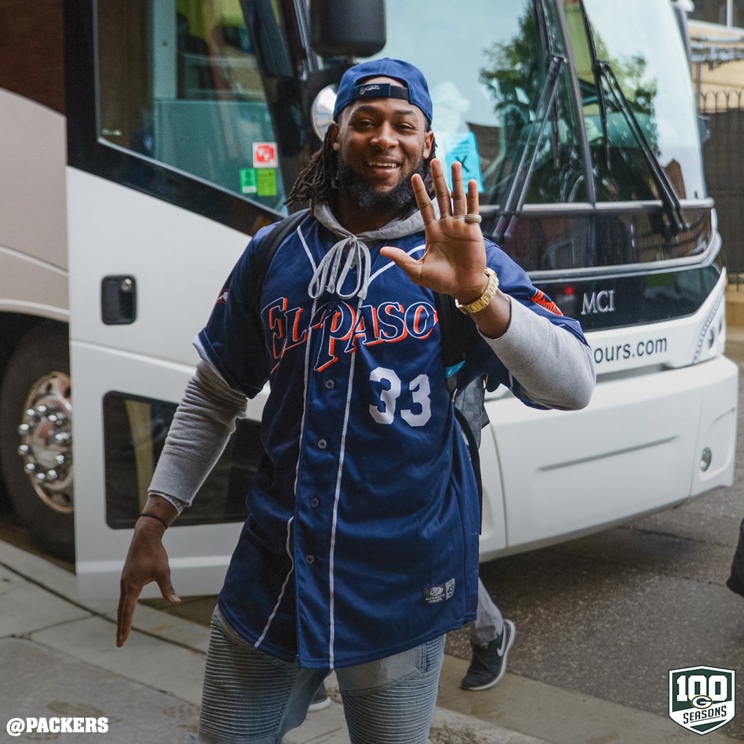 packers's tweet photo. Photos: #Packers arrive for #GBvsDET
📸: https://t.co/lDWyErx1Zh
#GoPackGo https://t.co/5oGDtV7Pps