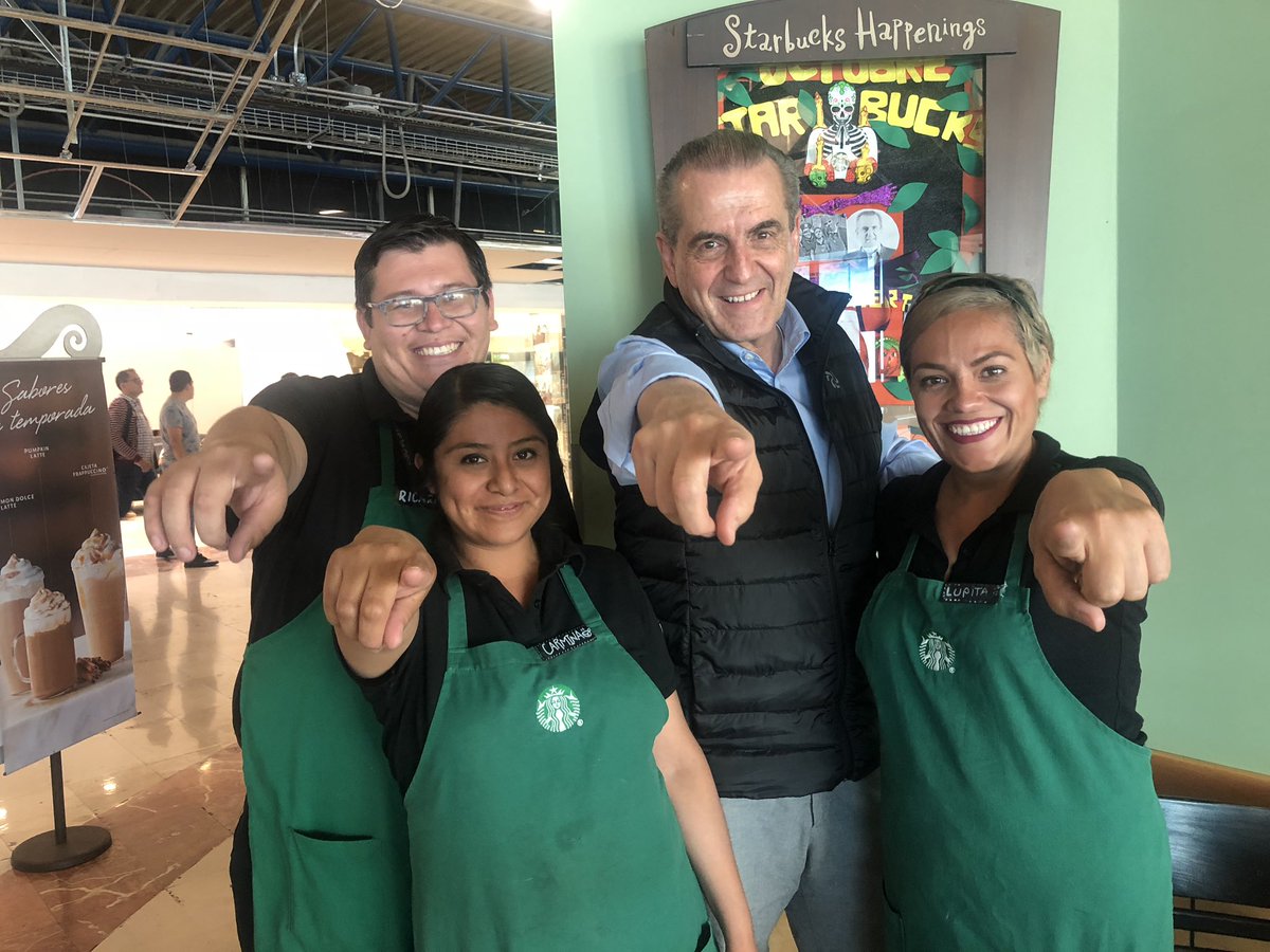 Estos sí son amigos! La banda del <a href="/StarbucksMex/">Starbucks México</a> del Aeropuerto Guadalajara! Ricardo, Carmen y Lupita! #makemydaychallenge #occidente Lupita Valdez!
